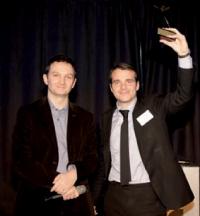 Marc Pontet (La Poste), à gauche, a remis le trophée de l'Homme Marketing Client 2009 à Frank Desvignes (BNP Paribas).