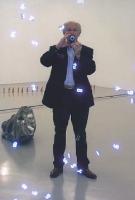 Passionné de photographie, il se promène toujours muni de son petit appareil photo numérique.