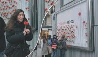 POUR SA CAMPAGNE FLOWERBYKENZO, KENZO A MIS EN PLACE, AVEC JC DEC AUX INNOVATE, UN DISPOSITIF D'AFFICHAGE SUR LEQUEL DES COQUELICOTS ETAIENT FIXES PAR DES VENTOUSES. LES PASSANTS POUVAIENT ALORS LES DECROCHER ET S'EN FAIRE UN BOUQUET.